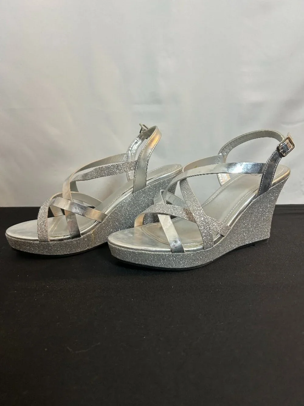 Chelsea Moreland Elegant NIB silver strappy wedges size 8W